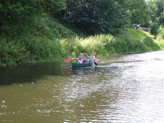 Kanoërs op het Valleikanaal langs de Grebbelinie